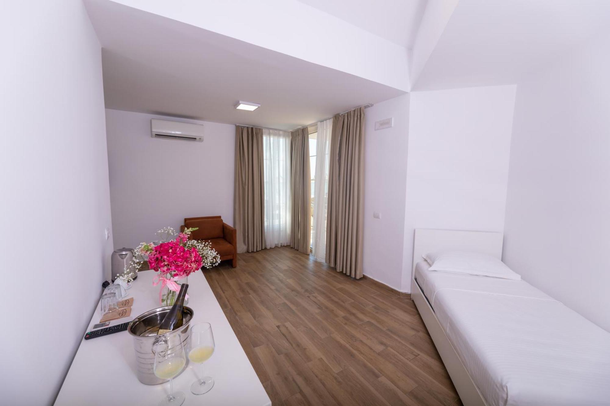 Hotel Prestige Golem (Tirana)
